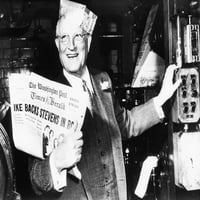 Eugene Meyer drži prvu kopiju novog Washingtona Post i Times Herald. Marš istorija