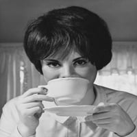 Portret mlade žene koja piju iz postera za čaj za čaj