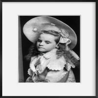Fotografija Miss Brewster Polu-portret djeteta koji nosi veliki komad pijeta