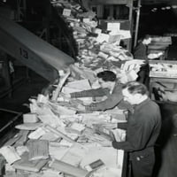 Visok kutni prikaz poštanskih radnika sortiranje pošte u pošti, general Pošta, New York City, New York,