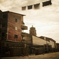 Duga izloženost sušenja odjeće na liniji odjeće koja se kretala na povjetarcu u okrugu Castello; Venecija,