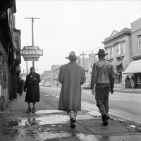 Detroit, 1942. Na muškarac koji nosi tužbu za zoot u poslovnom okrugu Detroit, Michigan. Fotografija