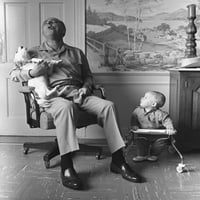 Predsjednik Lyndon Johnson pjeva sa psom Yuki dok je njegov unuk