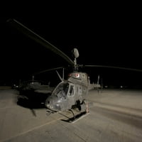 Tikrit, Irak - OH-58D Kiowa sjedi na svom jastuku noću plakat Print