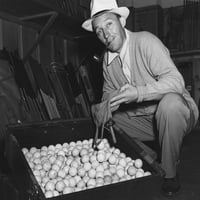 Bing Crosby doprinosi njegovim golf kuglicama svjetskog ratnog otpadnog gumenog pogona. Ca. 1943. Istorija