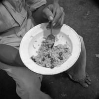 Portoriko: hrana, 1938. na osobu jesti rižu i pasulj u Portoriku. Fotografija Edwina Rosskama, 1938.