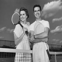 Pogled na izbliza mladih, držeći teniske rekete i nasmijan print za poster