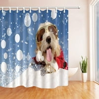 Božićni smiješni pas sa naočalama i ispruženi jezik koji leži na snežni poliesterskoj zavjesi od tkanine, zavjesa za tuširanje kupatila