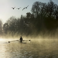 Spuhavanje u magli na rijeci Thames; London, Engleska Poster Print