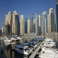 Dubai Marina kule s čamcima na sidri