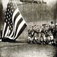 Stara slava. Grupa muškaraca koji podižu veliku američku zastavu o otvaranju dana bejzbol sezone istorije