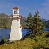 Kanada, Newfoundland, Nacionalni park Gros Morne. Svjetionik sa drvenim bodovima. Poster Print Jaynes